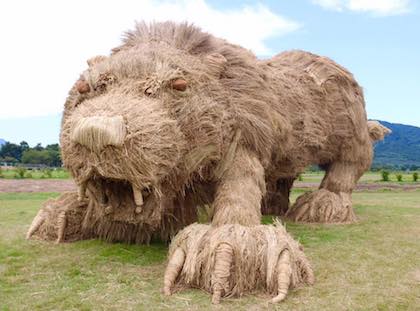 巨型「稻草猛獸」．親子旅日必去