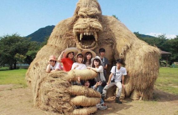 巨型「稻草猛獸」．親子旅日必去