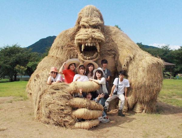 巨型「稻草猛獸」．親子旅日必去