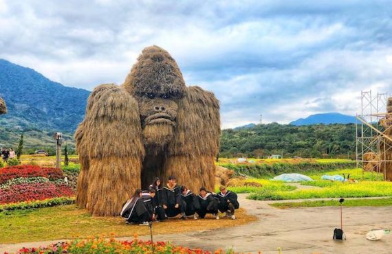巨型「稻草動物」．台灣親子上場