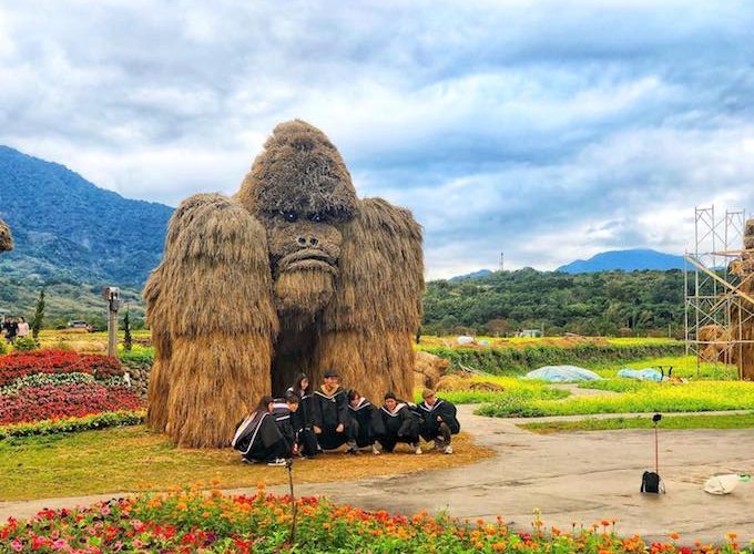 巨型「稻草動物」．台灣親子上場