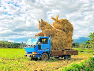 巨型「稻草動物」．台灣親子上場